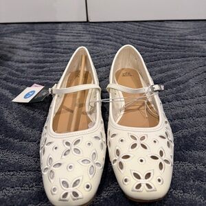 NWT White Mary Jane Floral Cutout Flats